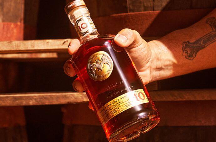 BACARDI GRAN RESERVA DIEZ 10YO butelka w ręku